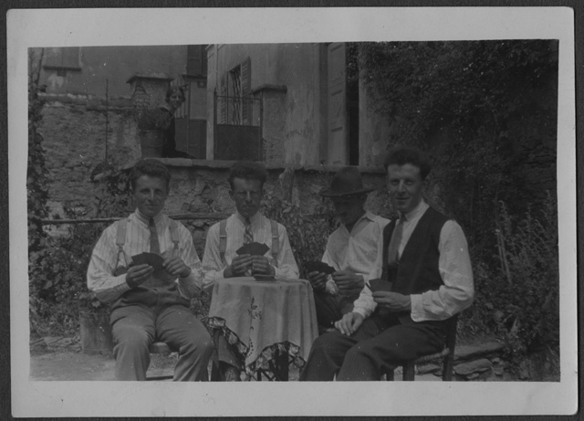 Quattro uomini che giocano a carte