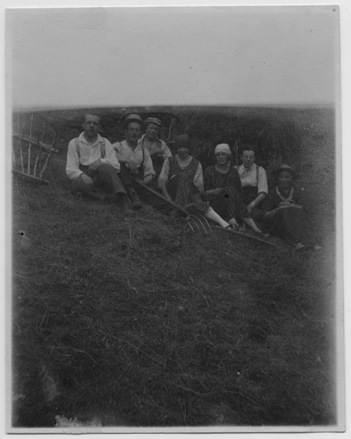 Persone in posa durante la fienagione nei ronchi di Sala in zona Favéssa