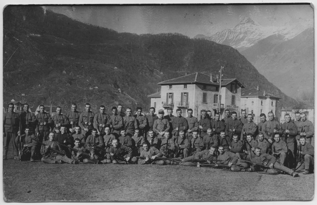 Compagnia di soldati in posa