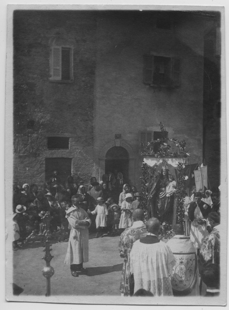 Arrivo della processione della Madonna del Carmine in piazza a Sala