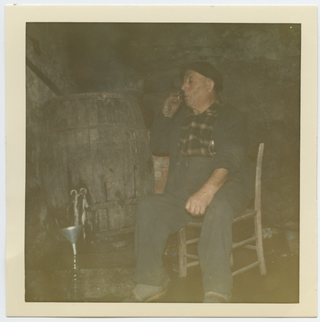 Luigi Menghetti prova la grappa nel suo alambicco