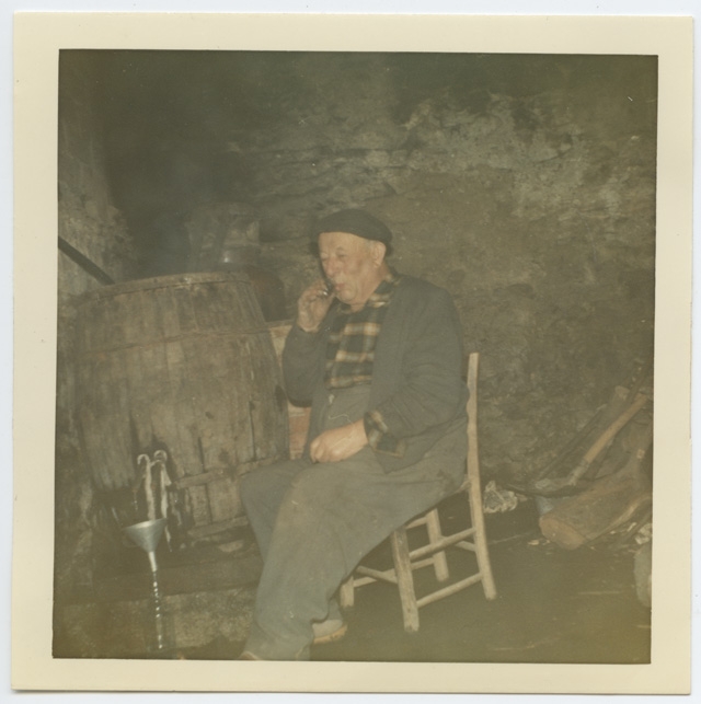 Luigi Menghetti prova la grappa nel suo alambicco