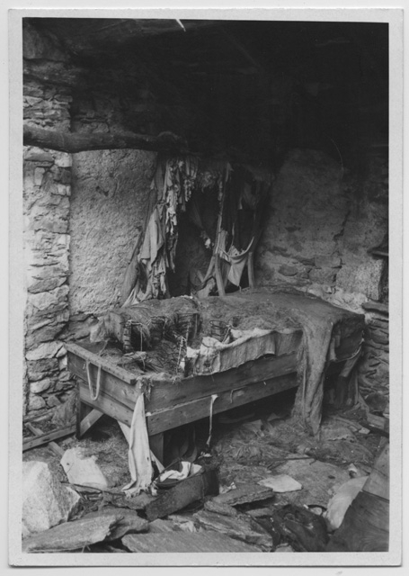 Interno di una cascina in rovina sui monti di Gola di Lago