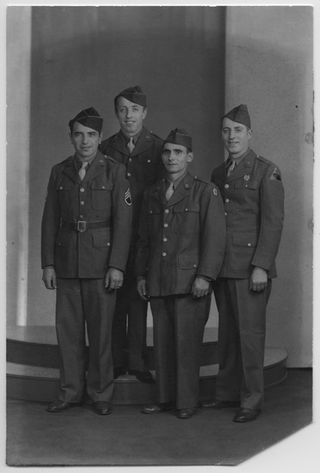 Emigranti valcollini arruolati nell'esercito americano in posa