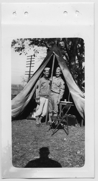 Due soldati americani in posa sotto una tenda