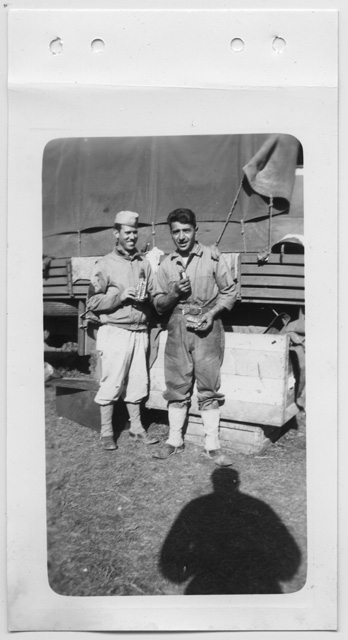 Due soldati americani con uno spuntino