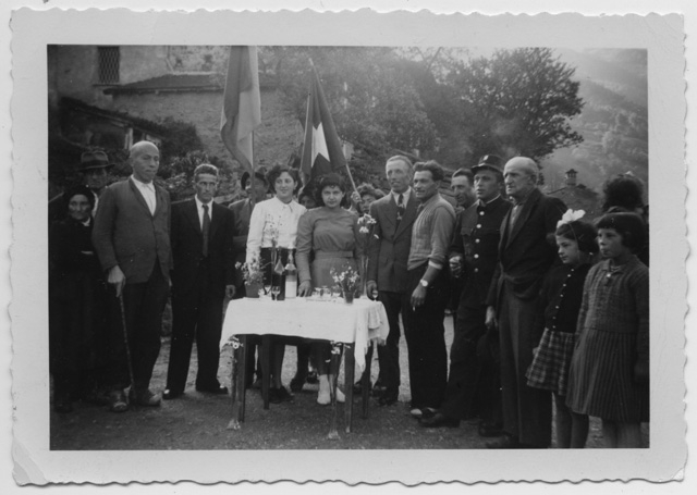 Abitanti di Certara riuniti per l'arrivo dell'autopostale a Certara