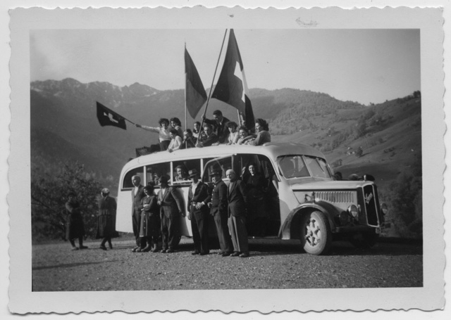 Abitanti di Certara in festa per l'arrivo dell'autopostale