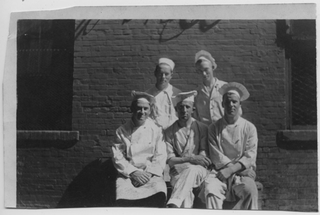 Cinque cuochi in posa con al centro Mosè Bassi da Certara, emigranti