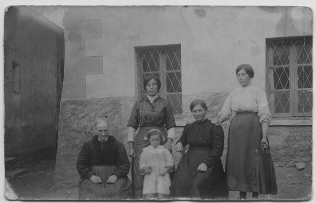 Gruppo di donne a Certara