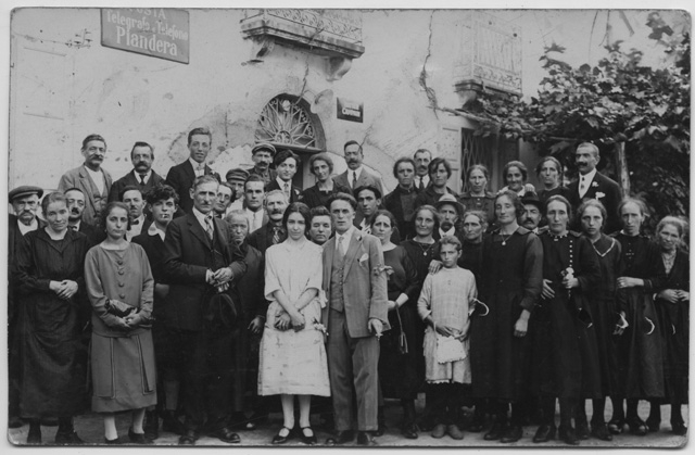 Gruppo in posa per un matrimonio a Piandera