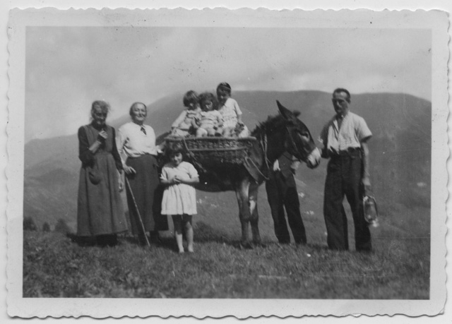 Gruppo di persone sui monti di Gola di Lago con un asino