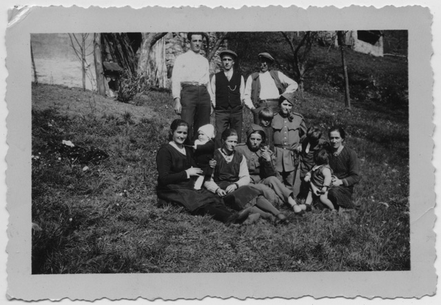 Gruppo di persone in posa a Gola di Lago