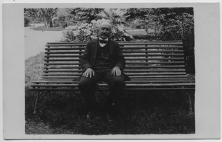 Eugenio Morosoli seduto su una panchina