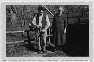 Eugenio Morosoli con un cargansc e una donna