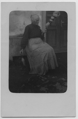 Ritratto di Purissima Morosoli mentre fila la lana