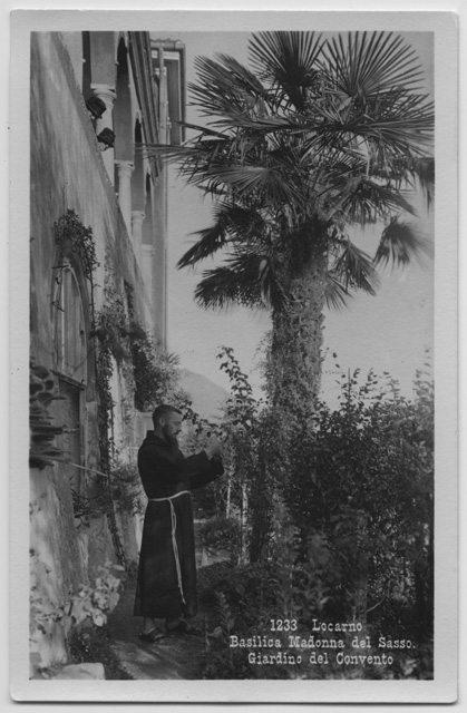 Frate nel giardino del Convento della Basilica Madonna del Sasso