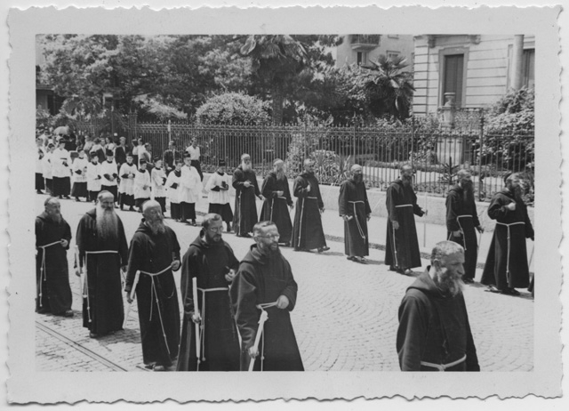 Frati cappuccini nella processione della Madonna del Sasso