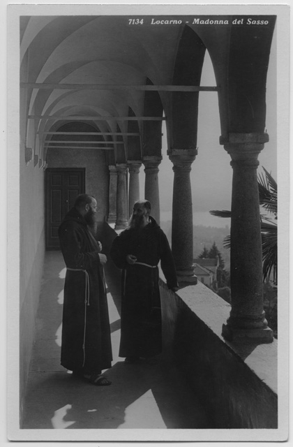Ritratto di due frati sotto il portico della Basilica della Madonna del Sasso