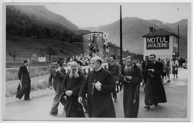 Statua della Madonna del Sasso portata in processione