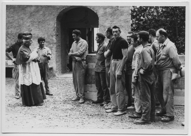 Visita di Monsignor Jelmini agli operai durante i restauri del Convento di Bigorio