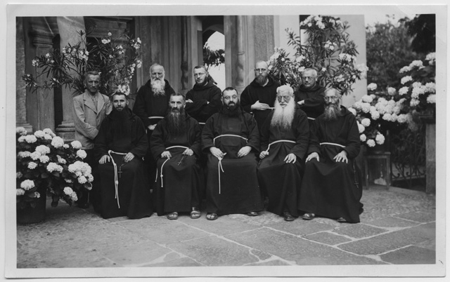 Ritratto di frati davanti alla chiesa della Madonna del Sasso