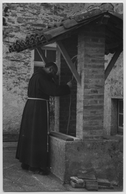 Ritratto di frate che pesca acqua dal pozzo del chiostro