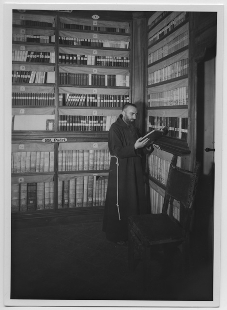 Ritratto di Padre Fedele da Vaglio in biblioteca