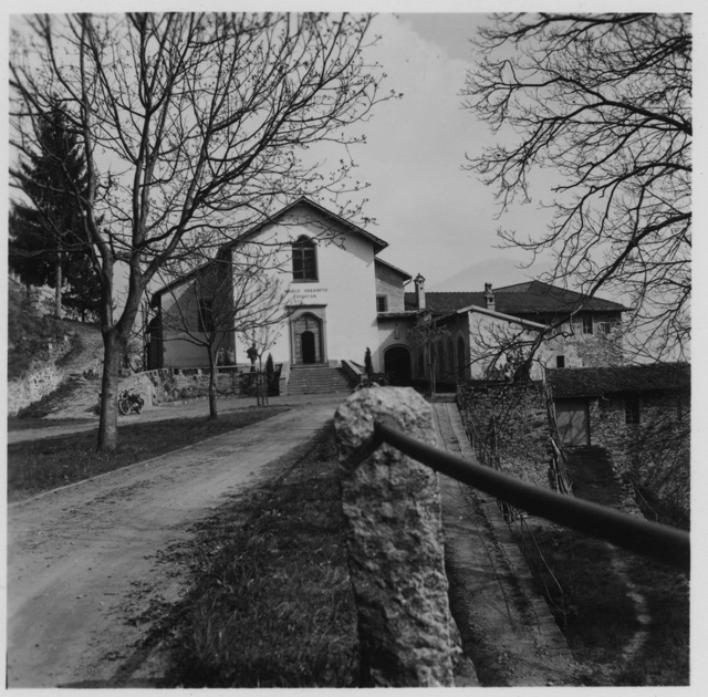 Veduta della piazza e della chiesa del Convento