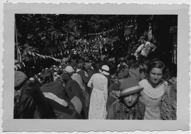 Gruppo di persone riunite sul piazzale del Convento in occasione della festa per il V Centenario del Convento
