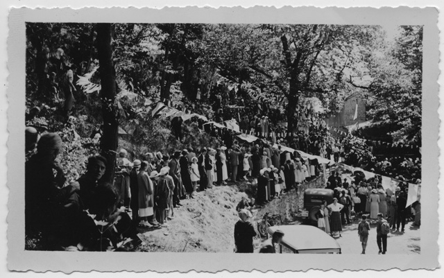 Persone riunite sul piazzale del Convento in occasione della festa per il V Centenario del Convento
