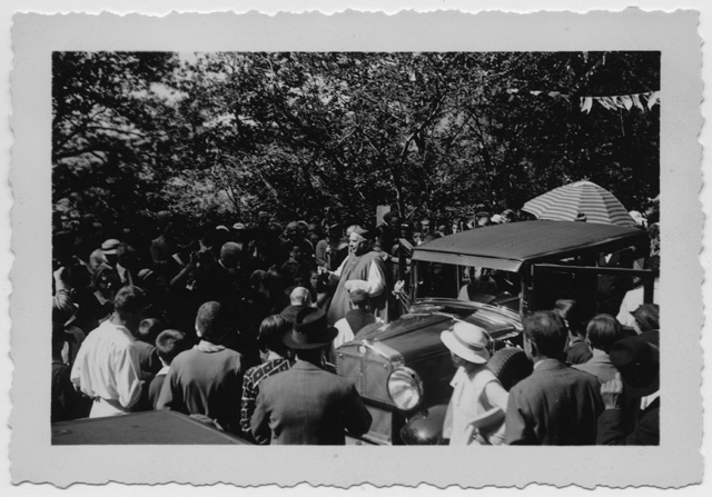 Arrivo di Monsignor Noseda sul piazzale del Convento di Bigorio in occasione della festa per il V Centenario del Convento