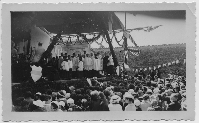 Funzione sul palco al Convento di Bigorio in occasione della festa per il V Centenario del Convento