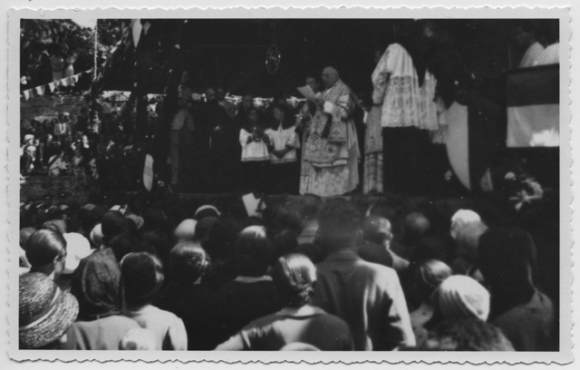 Monsignor Noseda mentre legge un discorso in occasione della festa per il V Centenario del Convento