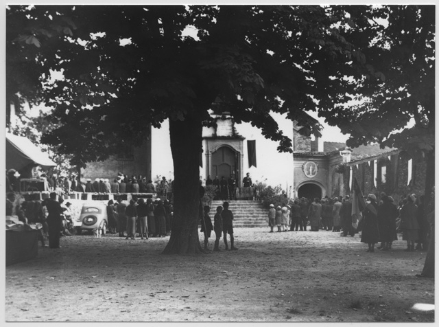 Persone riunite per un comizio sul piazzale del Convento di Bigorio