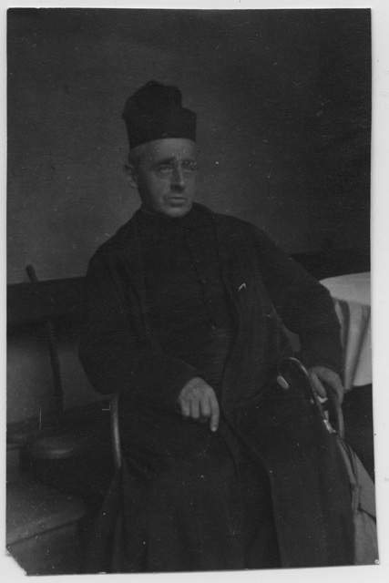 Ritratto di prete in posa