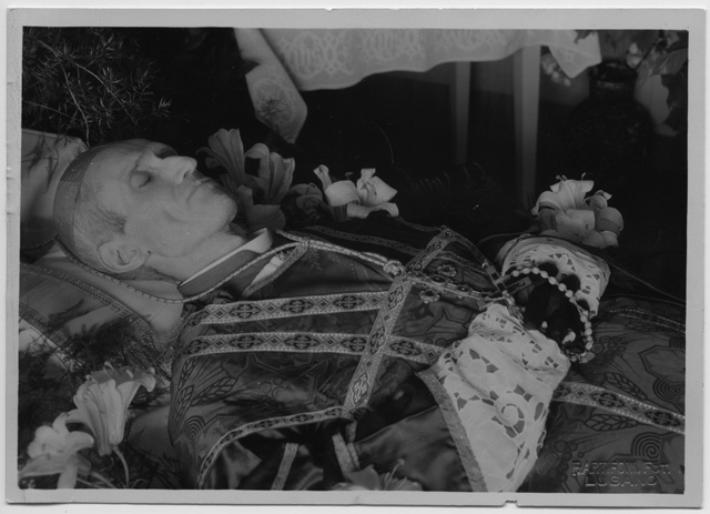 Esposizione della salma di Monsignor Aurelio Bacciarini