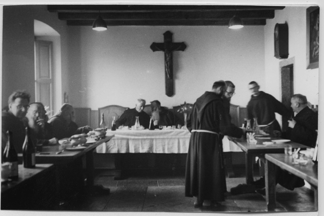 Pranzo tra ecclesiastici nel refettorio del Convento di Bigorio