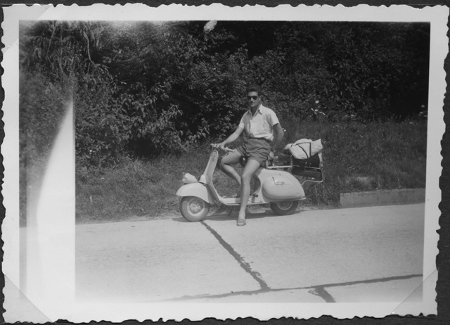 Renato Lucca con la sua Vespa