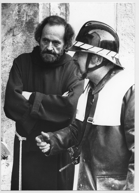 Fra' Roberto Pasotti e un pompiere dopo l'incendio del Convento di Bigorio