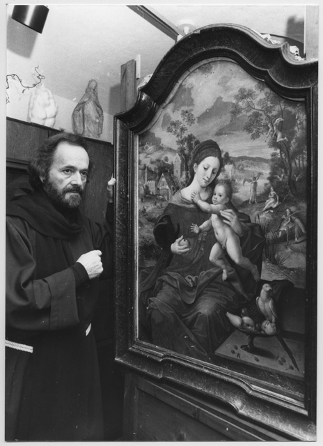 Fra' Roberto Pasotti con il quadro la Madonna con il bambino dopo l'incendio