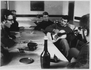 Gruppo di ragazzi con chitarra nel refettorio del Convento