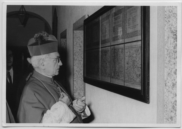 Monsignor Angelo Jelmini in visita al Convento di Bigorio davanti a una stampa