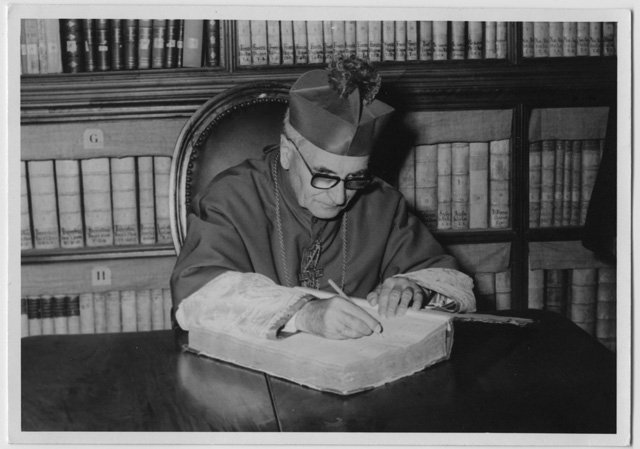 Monsignor Angelo Jelmini firma il libro delle visite al Convento di Bigorio