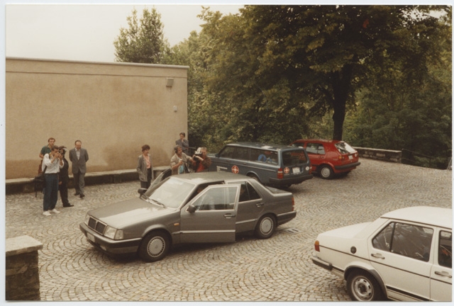 Arrivo dell'auto dell'Arcivescovo di Milano Carlo Maria Martini a Bigorio