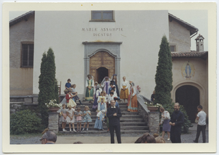 Gruppo di persone in costumi tipici russi sul sagrato del Convento di Bigorio