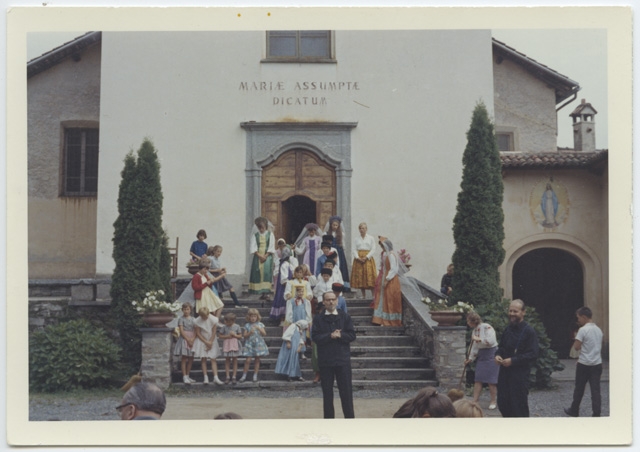 Gruppo di persone in costumi tipici russi sul sagrato del Convento di Bigorio