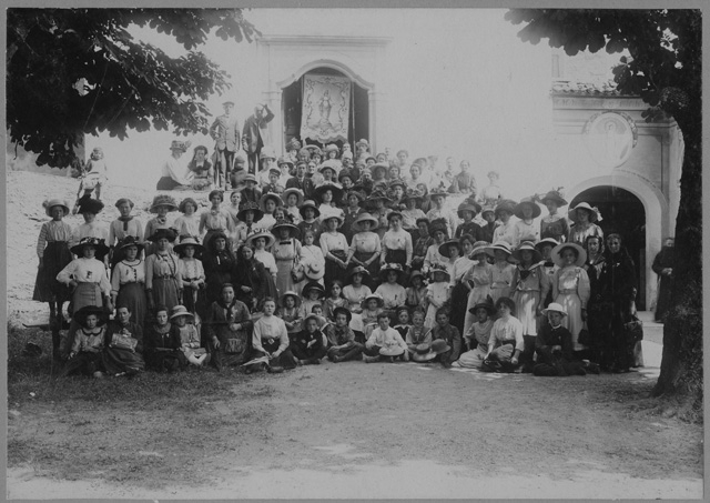 Gruppo di donne, ragazze e bambini appartenenti all'Associazione Figlie di Maria in visita al Convento di Bigorio
