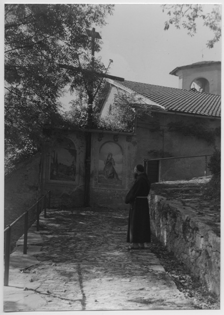Padre Domenico Bronner da Quinto davanti alle ultime cappelle della Via Crucis