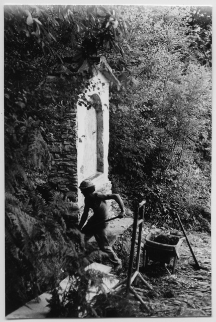 Operaio al lavoro nel restauro di una cappella della Via Crucis di Bigorio